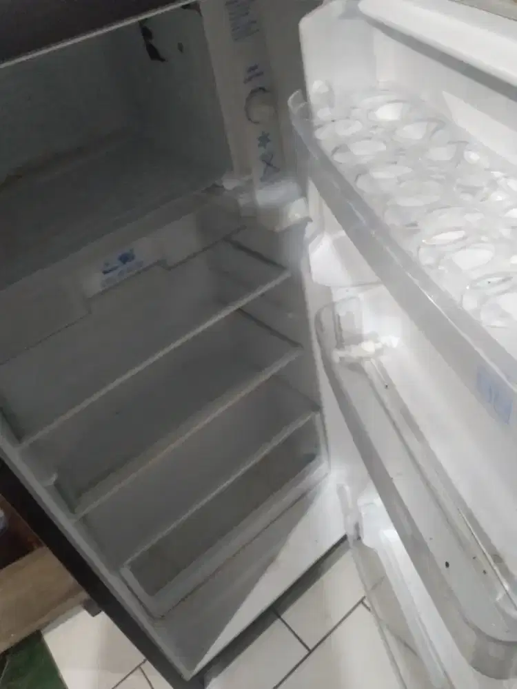 Dijual kulkas merk aqua, jual mau pindahan