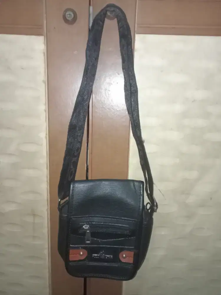 Tas selempang ukuran kecil