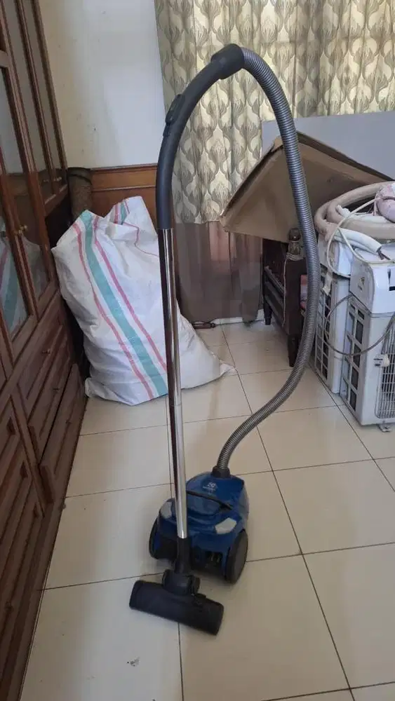 ELECTROLUX Z1220 CompactGo Canister Bagged Vacuum Cleaner 700 Watt