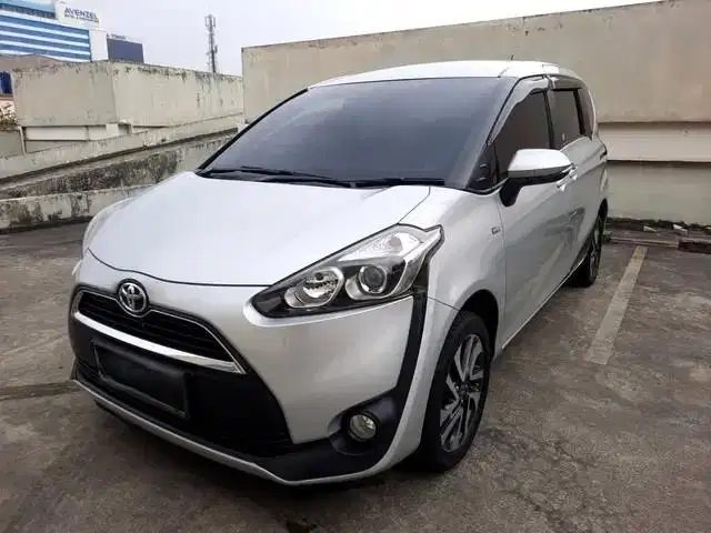 DP MURAH Toyota Sienta 1.5 V Bensin-MT 2017 Silver C6IOZ
