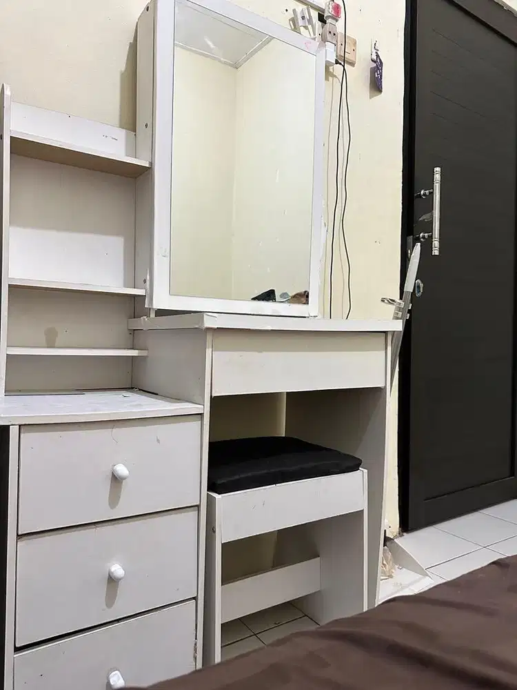 Meja Rias Bekas Warna Putih Estetik