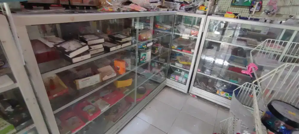 etalase kaca empat rak