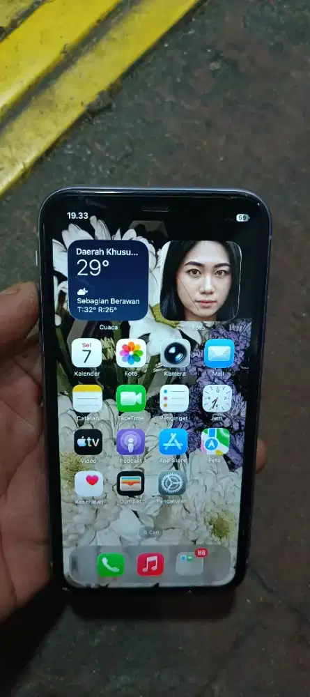 Iphone 11.   128 gb inter