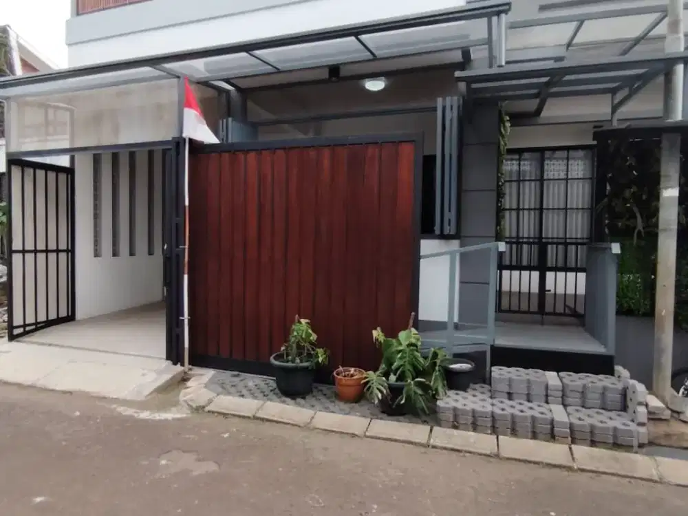 Miliki Rumah Idaman di Mahagoni Park, Graha Raya Bintaro. Kondisi Rumah Sangat Bagus 3,5Lantai,Semi Furnished Dengan Pintu Utama Baja, smart lock