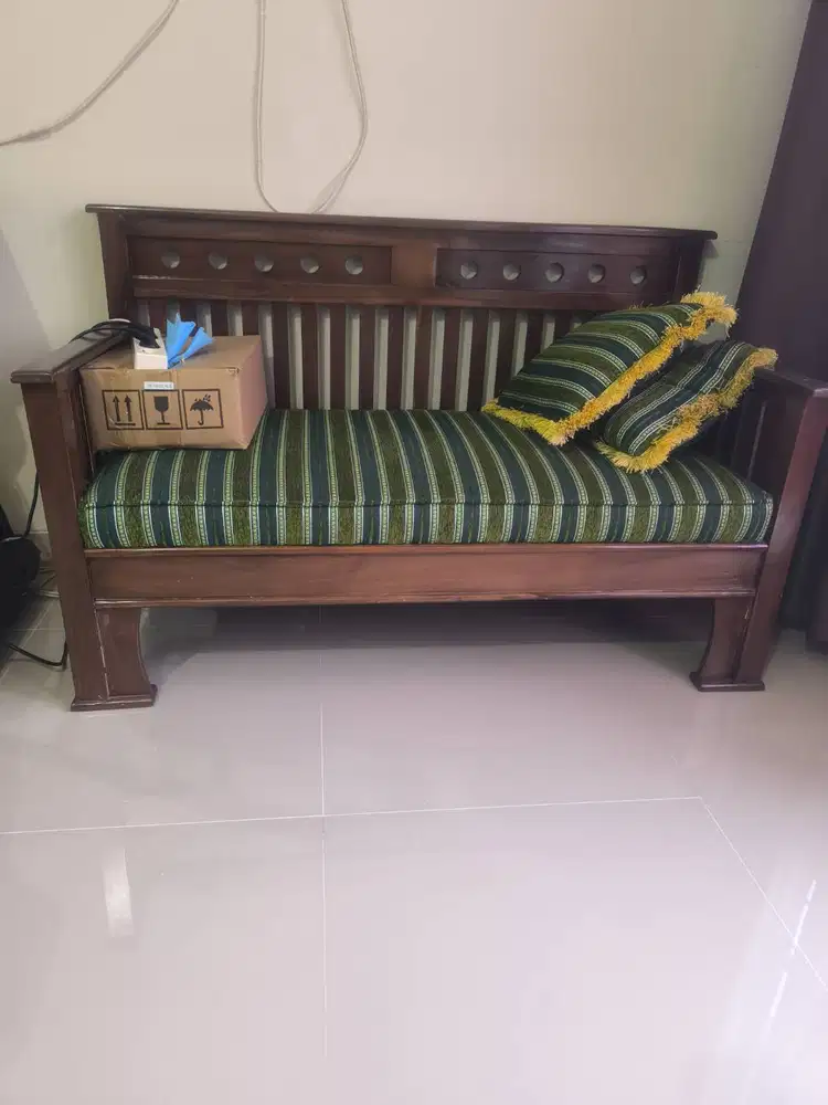 Sofa kayu santai di ruang keluarga
