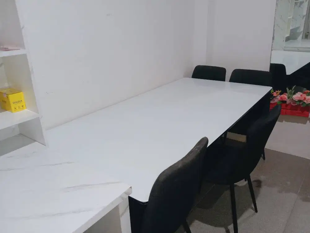 Meja makan set 4 kursi