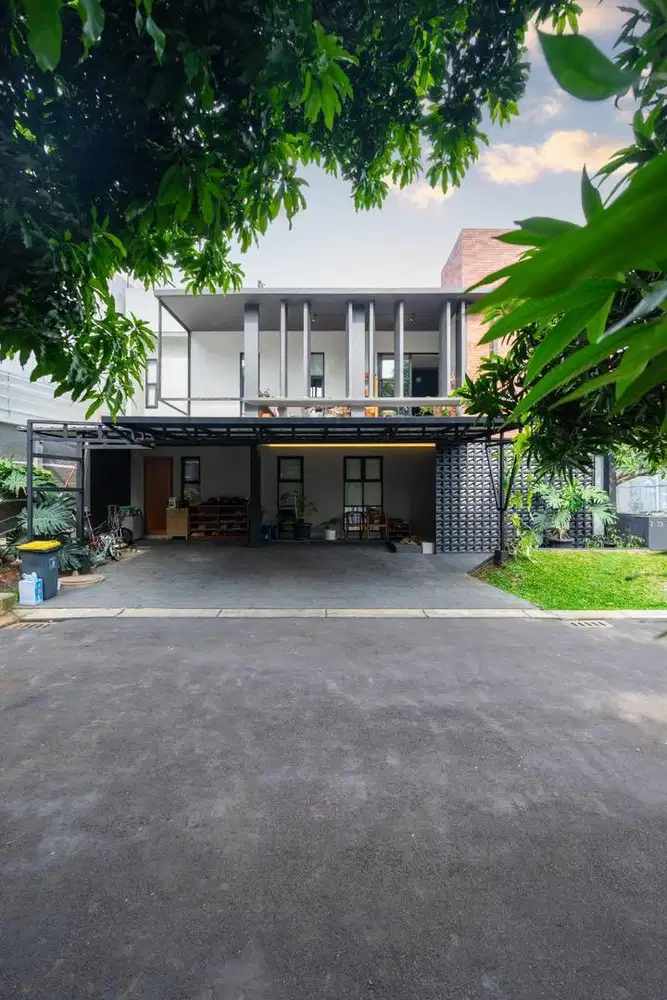 HOT SALE!!!RUMAH MEWAH SIAP HUNI LOKASI STRATEGIS AMAN DAN NYAMAN ASRI