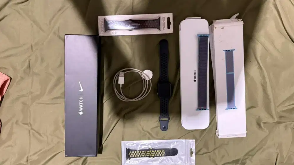 Apple Watch Series 5 Nike Edition 44mm Space Gray (Bonus Strap)