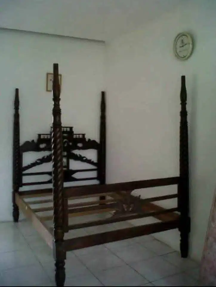 Tempat Tidur Antik dr Jati Gaya Kolonial