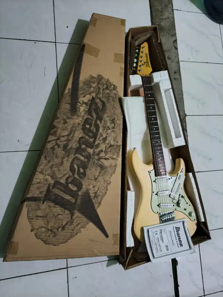 GITAR IBANEZ AZES31
