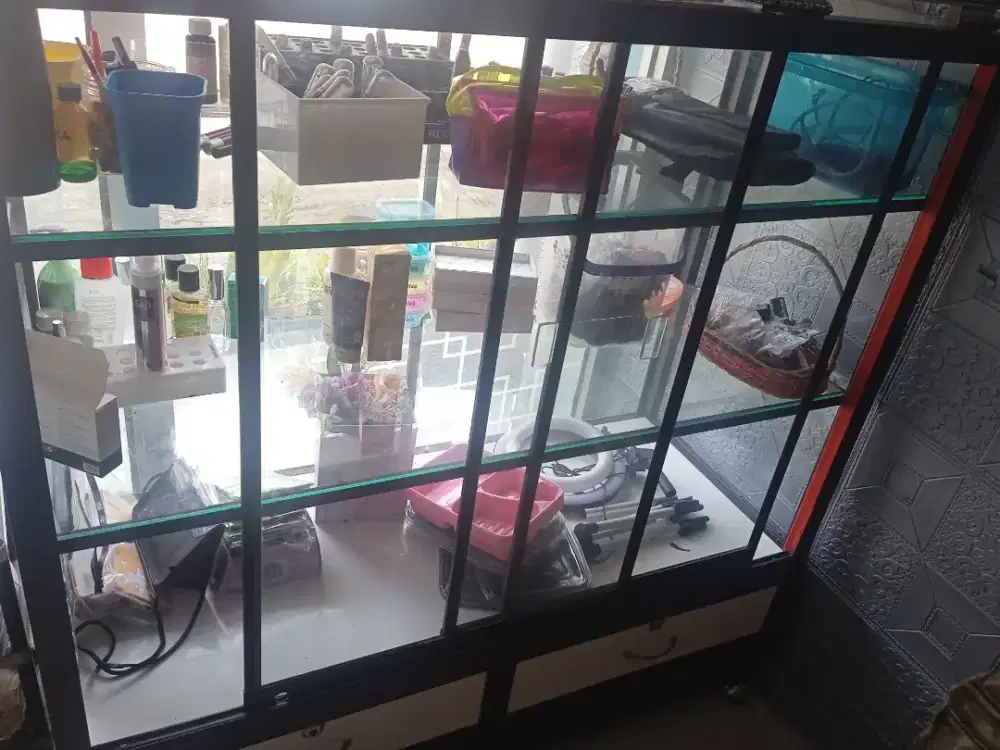 Lemari kaca barang