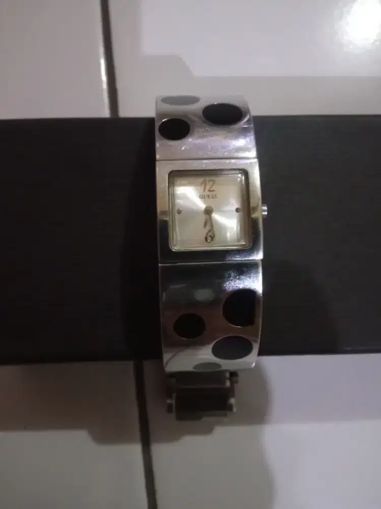 Dijual jam tangan merk GUESS untuk wanita