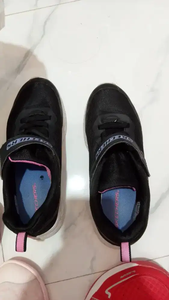 Dijual sepatu Skechers warna hitam ukuran 37