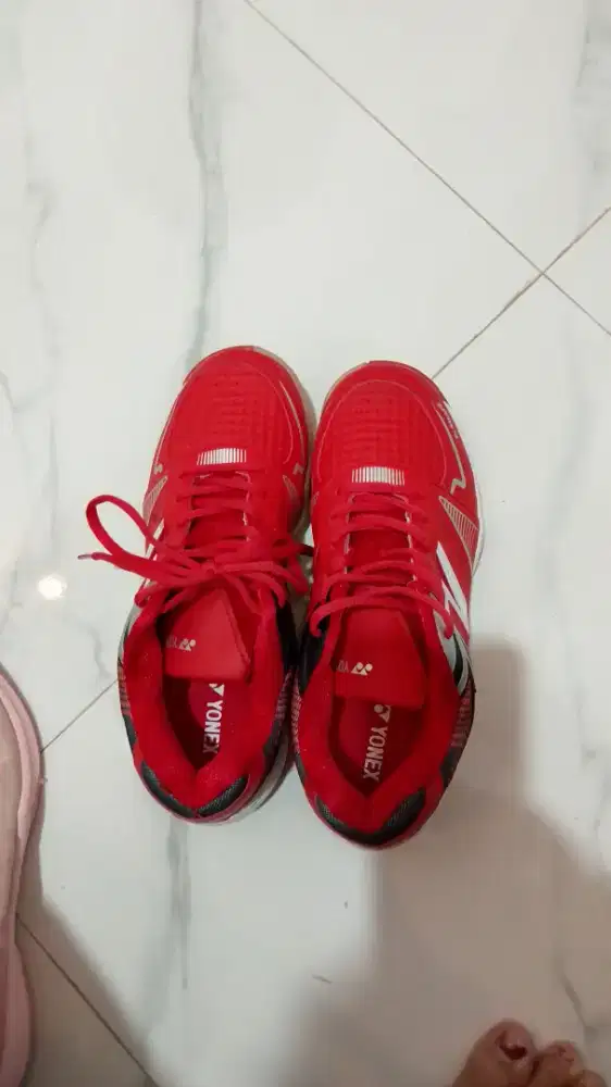 Dijual sepatu Yonex warna merah ukuran 40