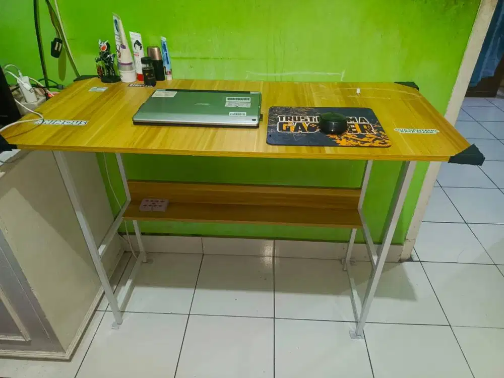 MEJA BELAJAR KAYU MINIMALIS DENGAN STRUKTUR BAJA YANG STABIL
