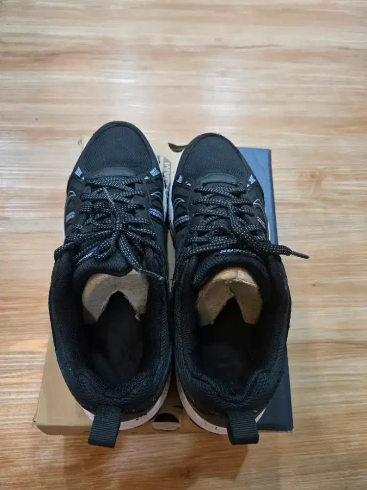 sepatu skechers memory foam biru putih