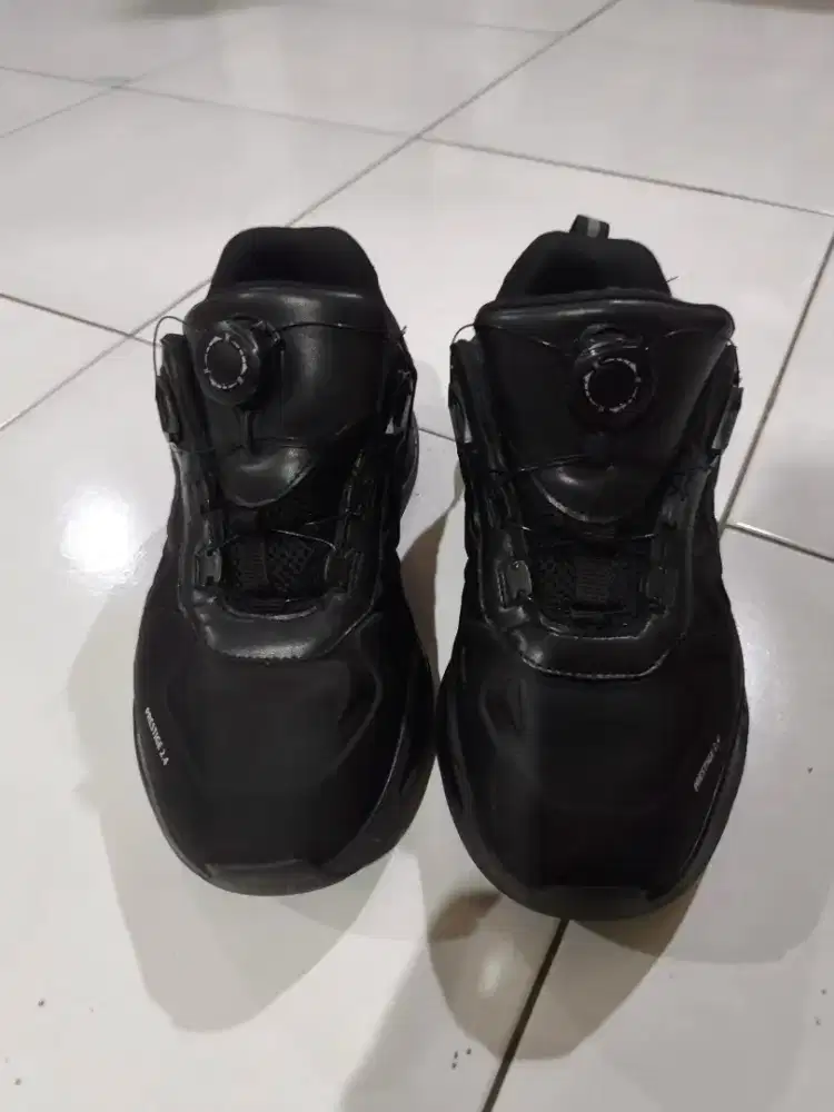 Sepatu Olahraga Tali Putar(Ajudan) Size 42 Hrg 200kNet
Minus pemakaian