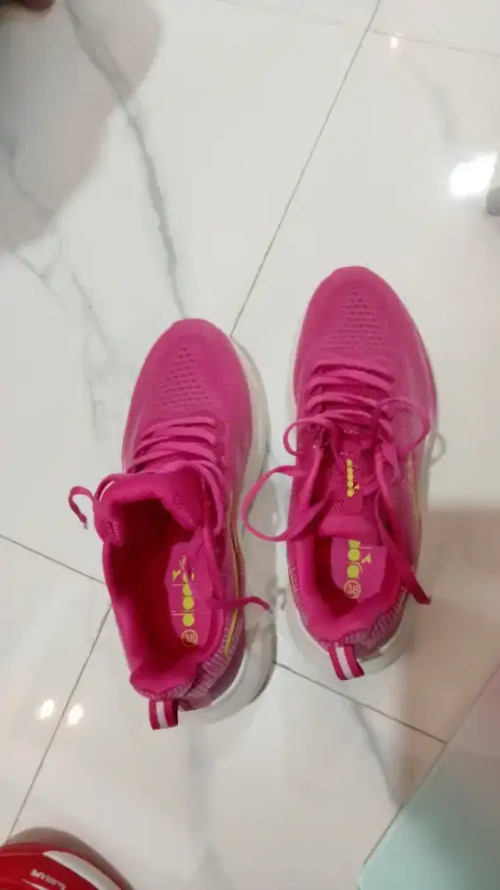 Dijual sepatu badminton warna pink ukuran 38