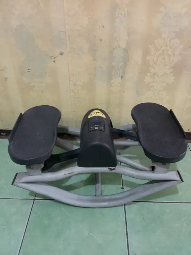 ALAT FITNES KESEIMBANGAN TUBUH