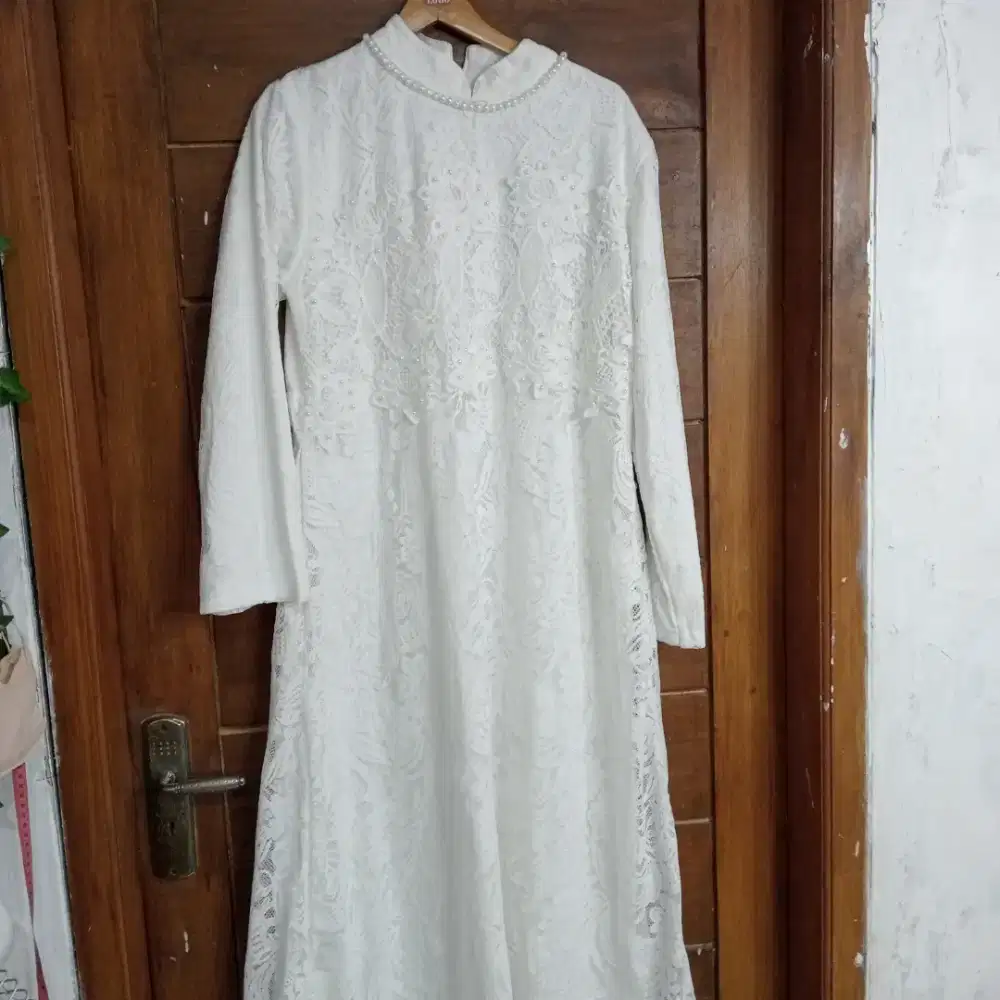 Gamis putih brukat timbul