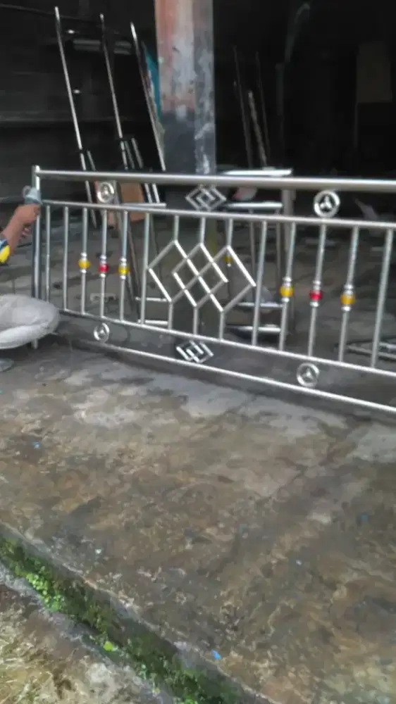 Tralis stenlis pagar pintu reling tangga balkon