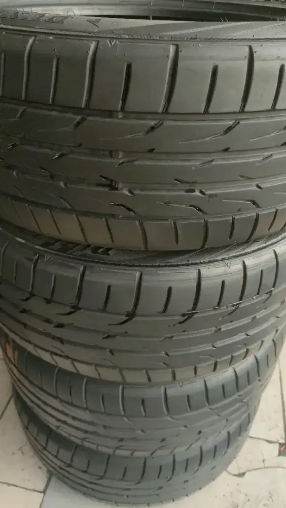 235/50/18 DUNLOP DIREZA