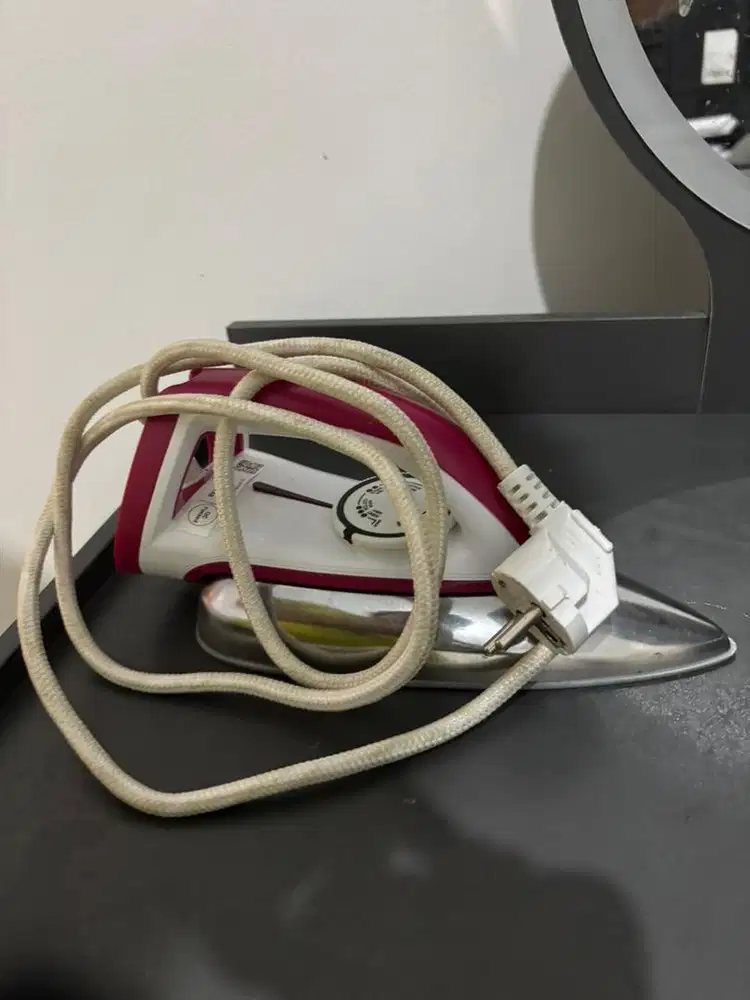 Setrika Cosmos warna putih pink