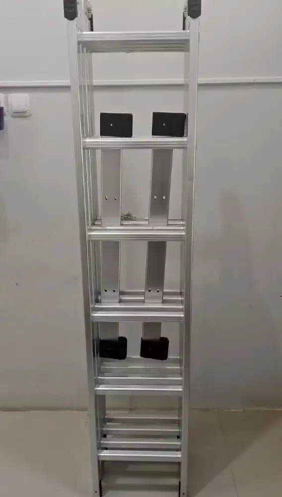 Tangga lipat almunium