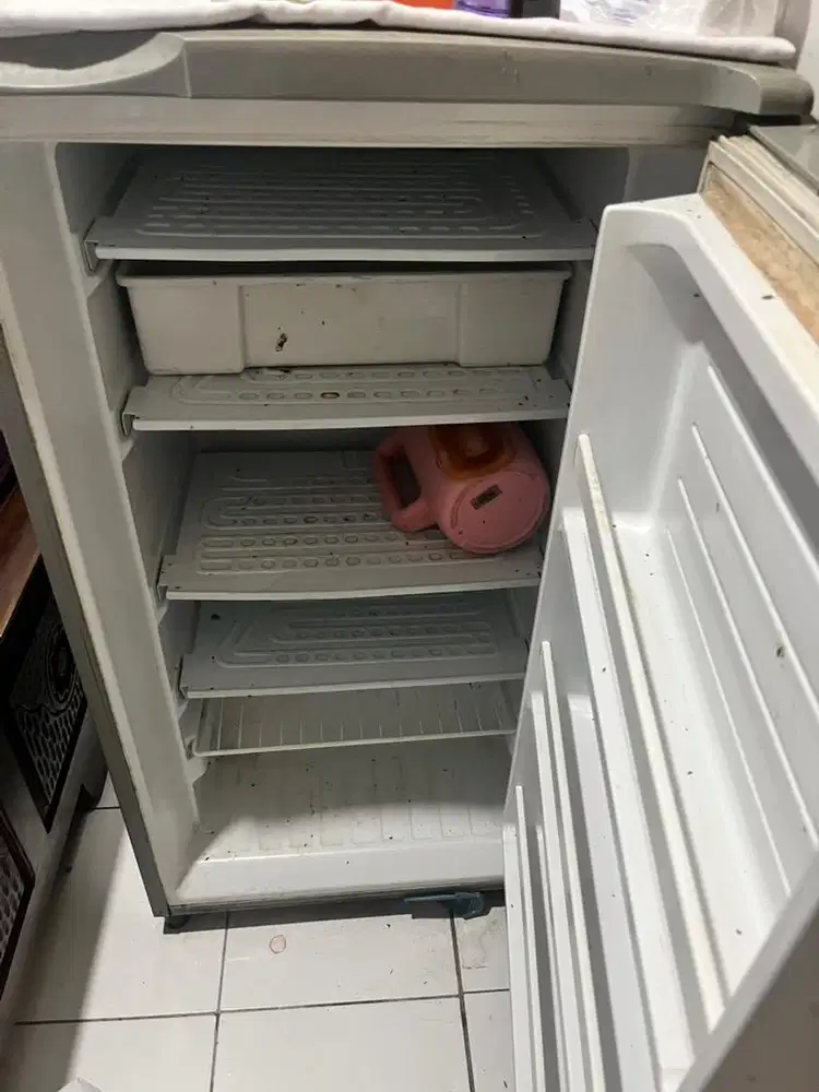 DIJUAL FREEZER MERK AQUA