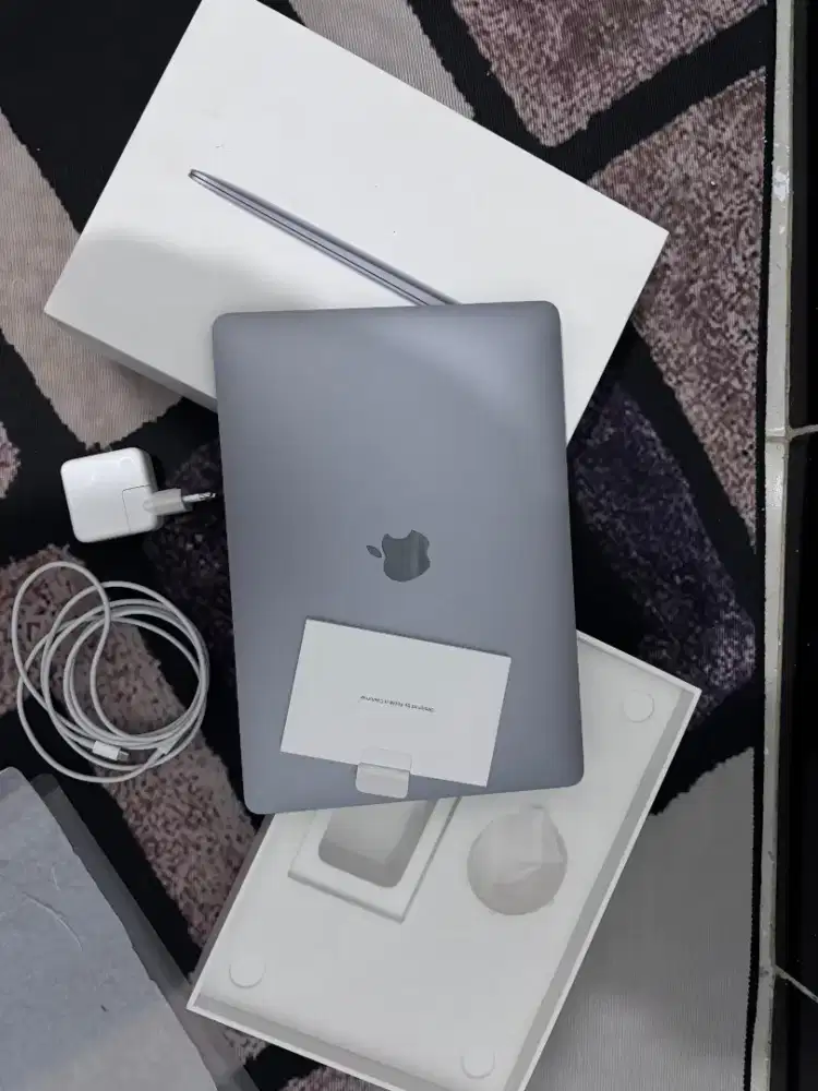 Macbook Air M1 8/256. Batre health 100%. Cc 4