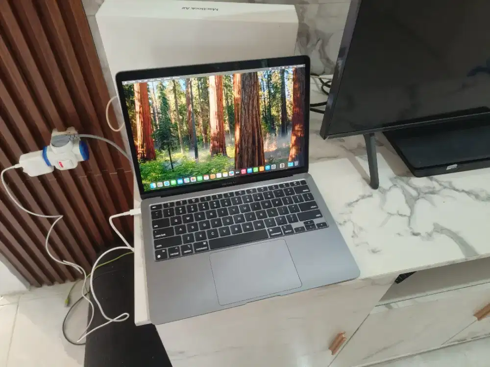 Macbook Air M1 2021 8/256GB kondisi seperti baru fullset