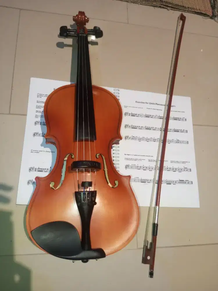 Di jual biola merek km litle mozart masih baru