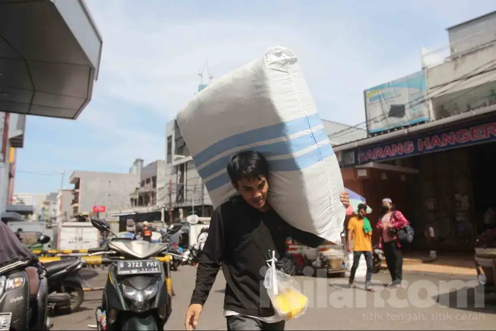 Staff Gudang Bongkar Muat Barang