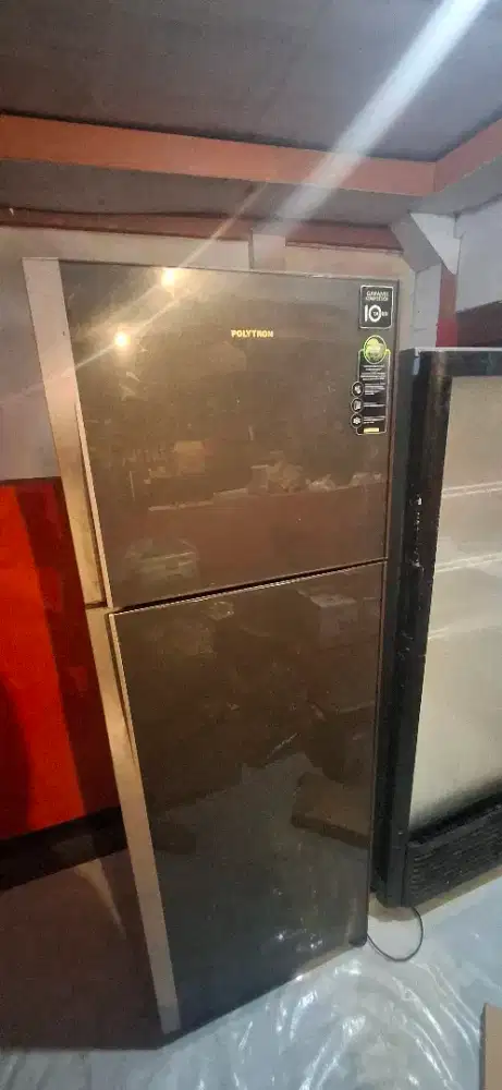 Kulkas jumbo merek Polytron murah meriah bekas jualan