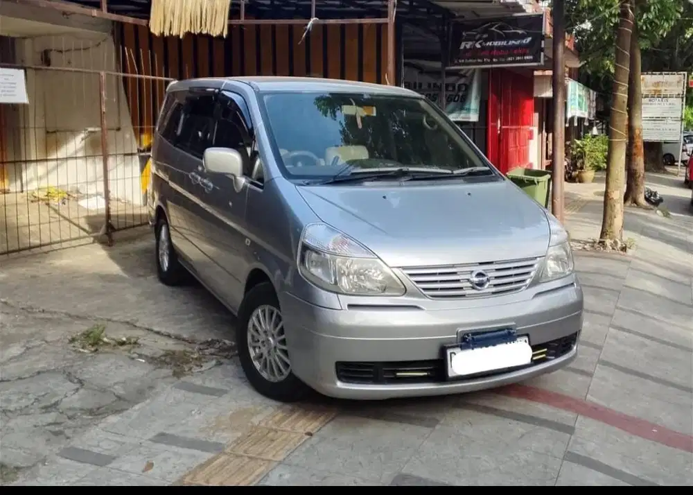 Nissan Serena 2.0 AT 2010