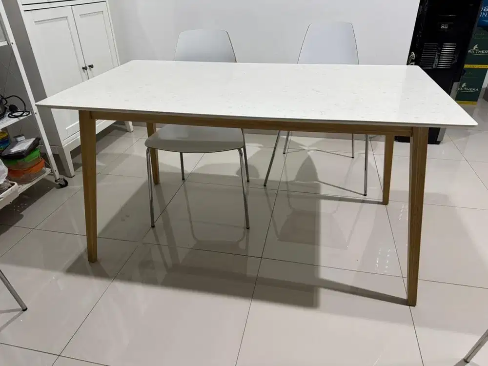 Meja Makan IKEA STENARED Quartz Premium Murah Like New