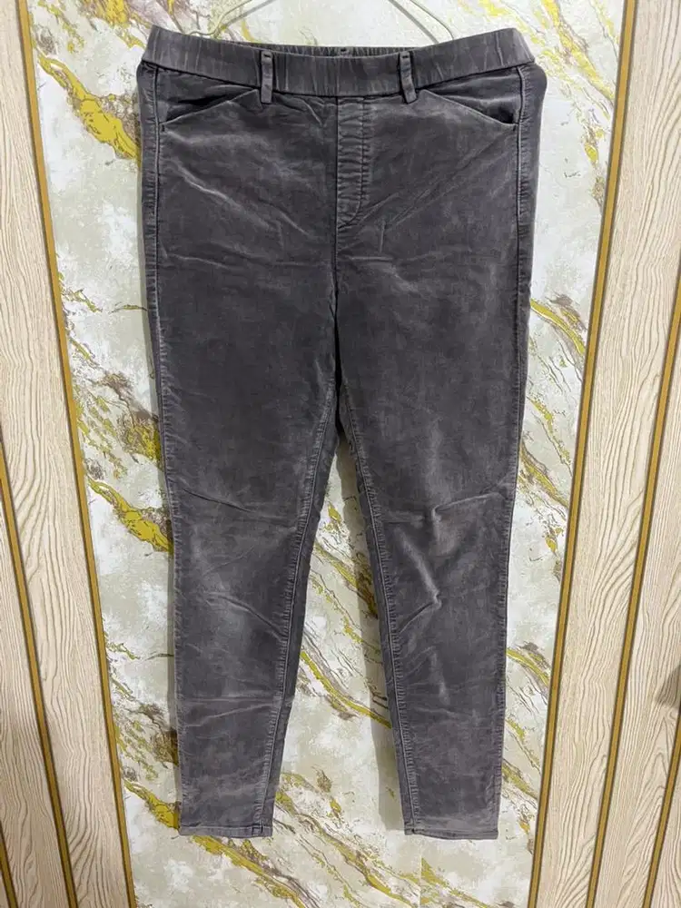 Uniqlo Celana Panjang Skinny Abu Pria