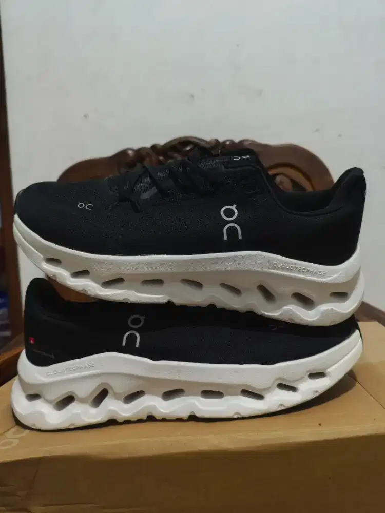 On cloud tilt black white