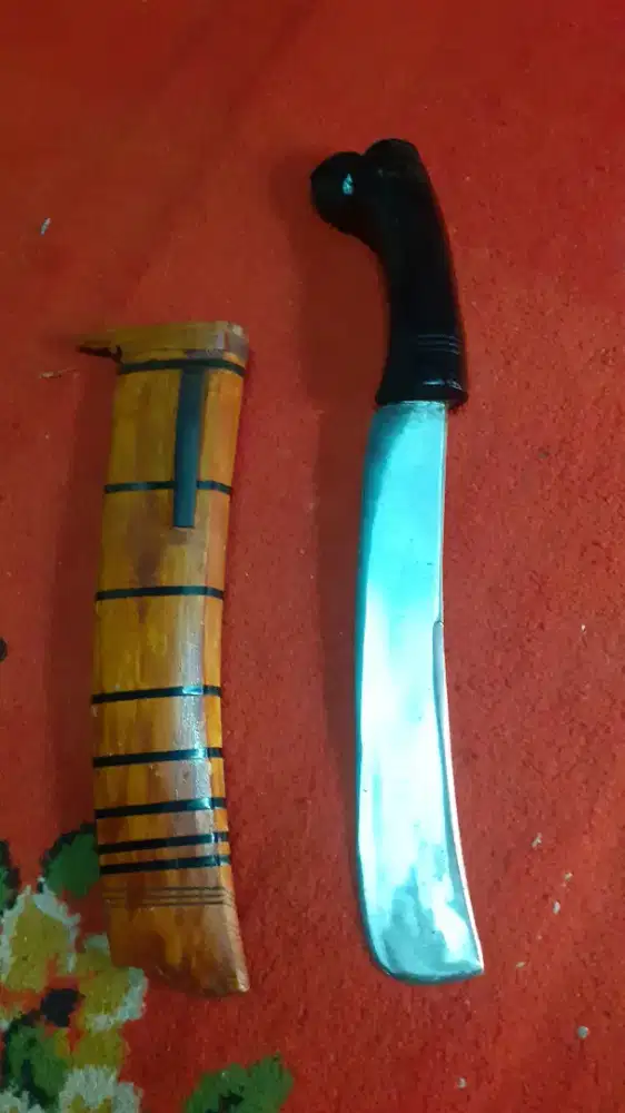 Perkakas kebun golok baru.