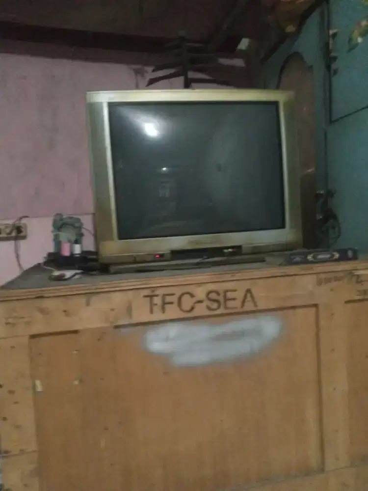 Tv tabung  panasonic gede banget tapi GK tau brapa inci