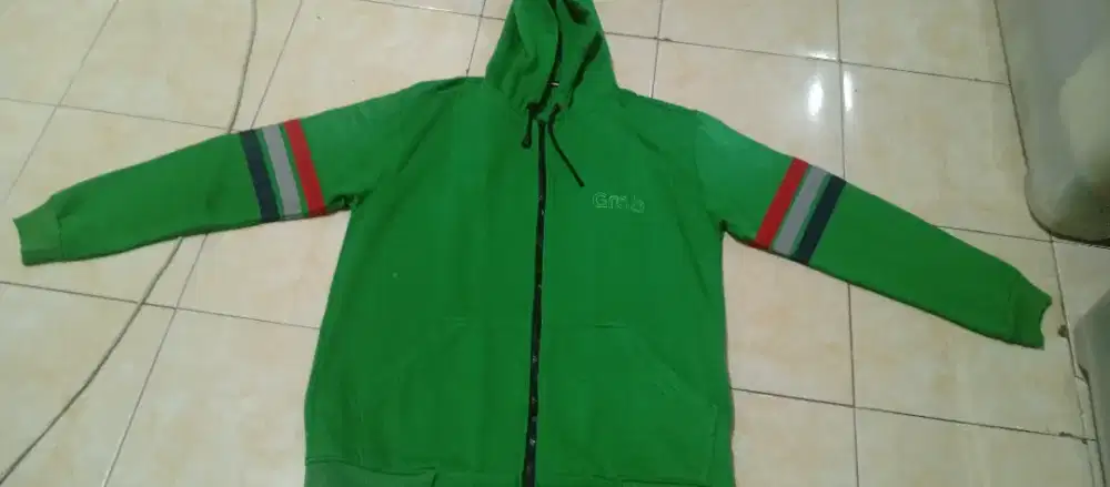 Jaket hoodie dari grab ukuran M
