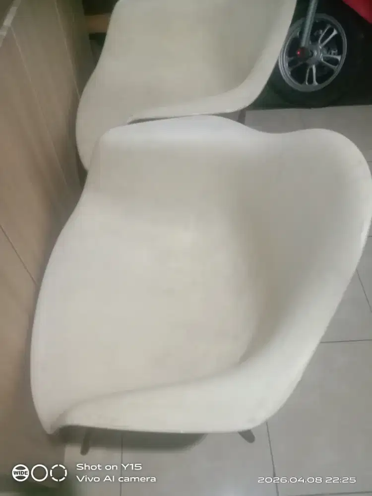 Jual kursi kursi bekas kafe ambalan Fiber model kaki kayu.