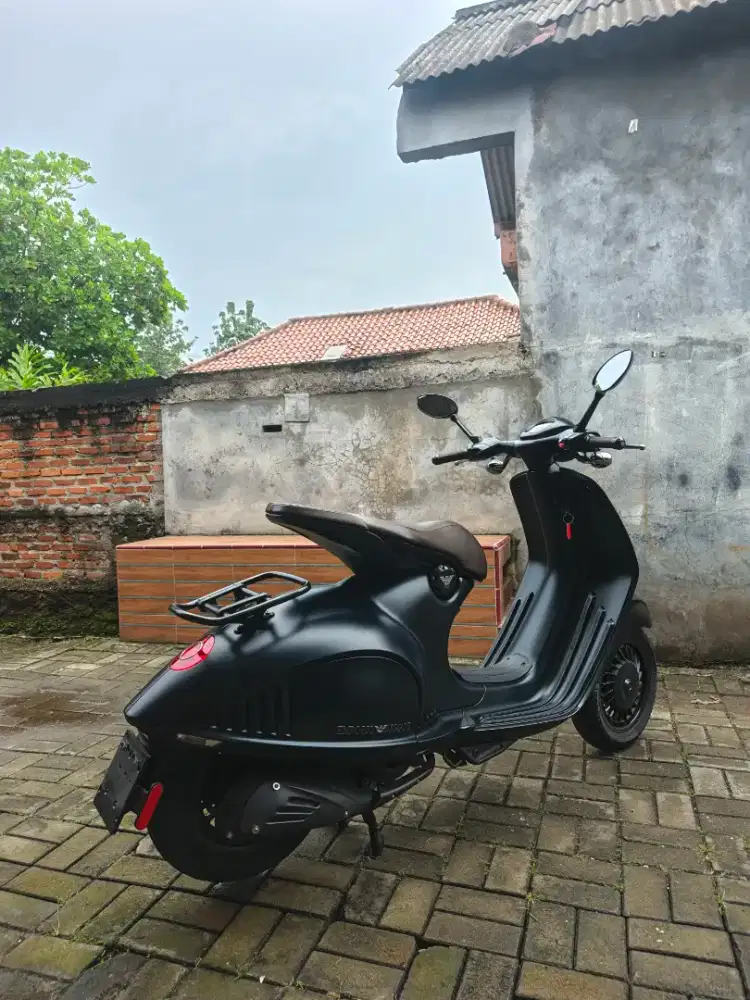 Vespa 946 Emporio Armani