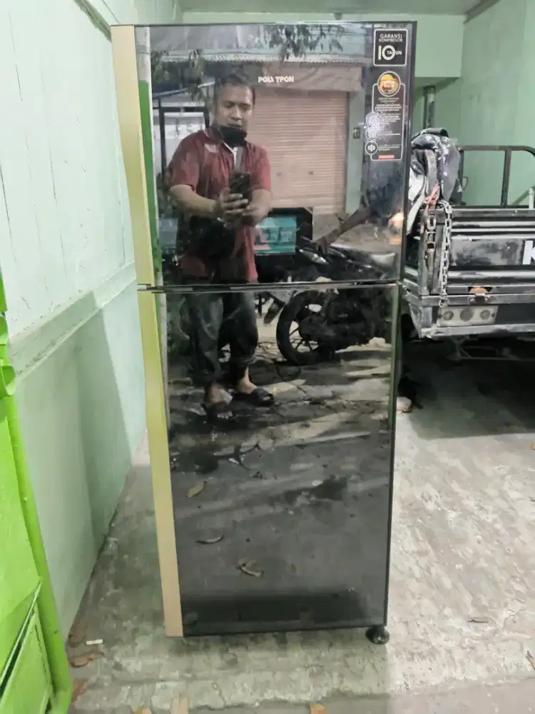 Kulkas 2 pintu polytron bagus terawat normal dingin beku
