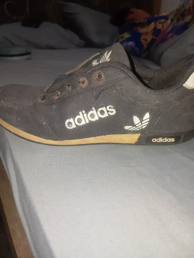 Yang cari sepatu bekas layak pakai