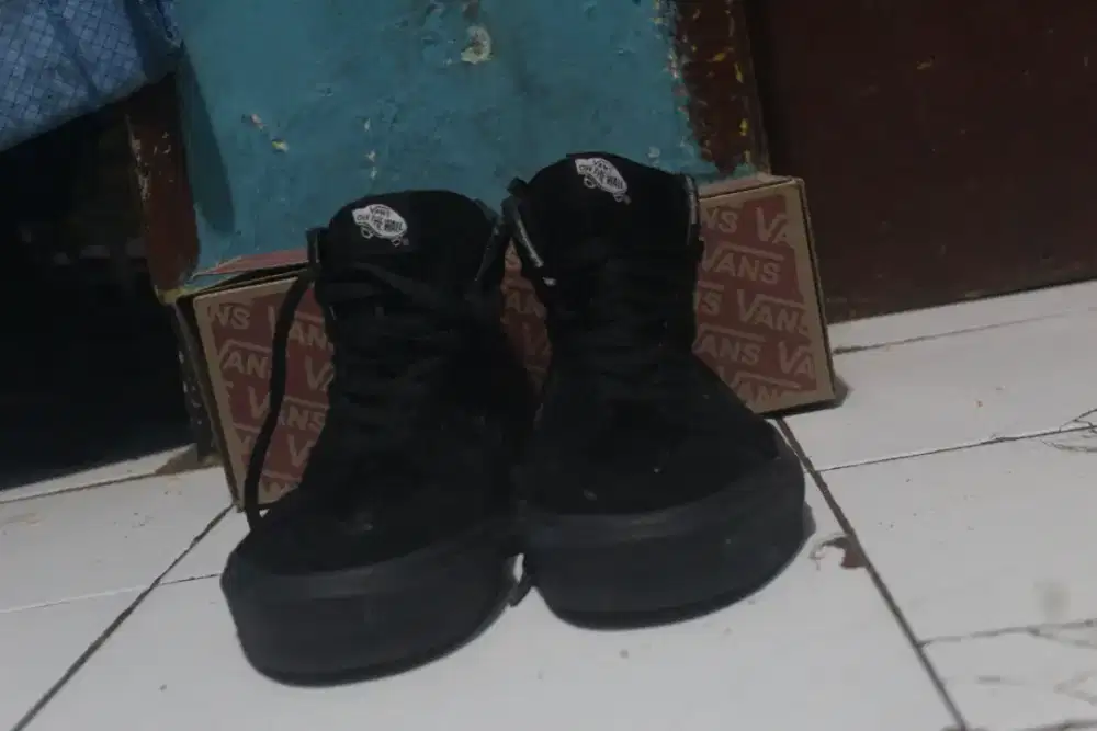 Sepatu vans sk8 full black uk 42