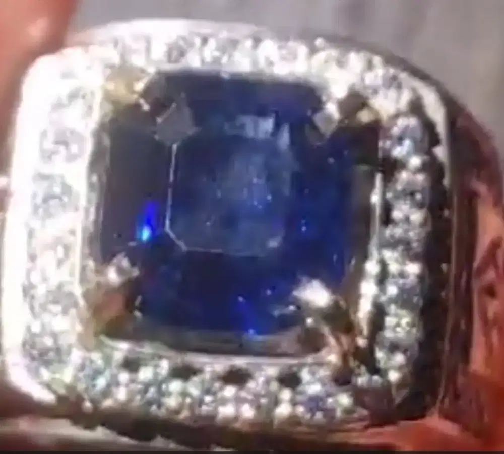 Blue sapphire safir royal blue Ceylon 3,03 cts memo big