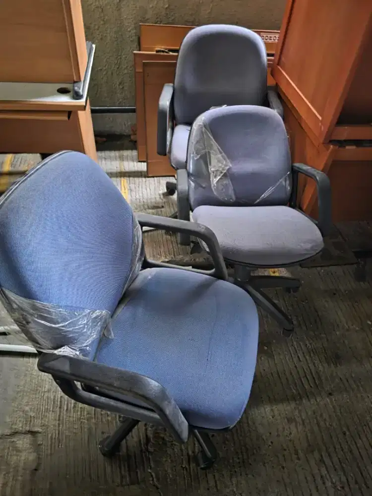 Dijual kursi kantor dan meja dan pintu kanto