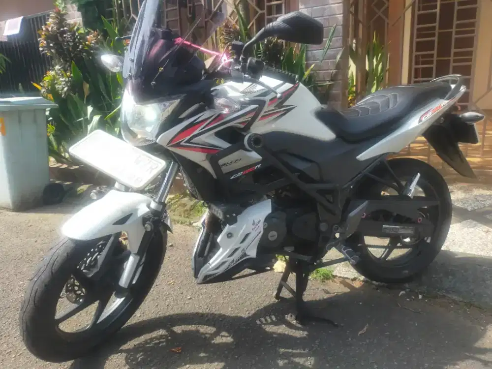 CB150R 2013 putih