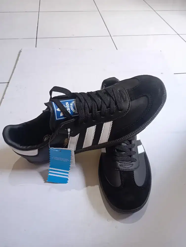 Sepatu Adidas samba hitam , putih UK 42
